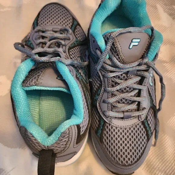 Fila Women's Sneahets, Size 7. Like new - Picture 5 of 9